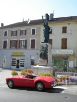 Photo prise à Roybon (Isère) dans la commune du responsable de la souscription en vue de l'édification de la statue de la Liberté (Henri Saint-Rome). A titre de remerciement, le fils de Bartholdi remit au fils de ce dernier, une réplique exacte (haute de 3 M) de cette statue. Cliquez pour voir en plus grand la photo