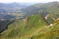 Du sommet du Puy-Mary : un remarquable belvédère sur les vallées alentours, les cirques glacières et les lignes de crêtes